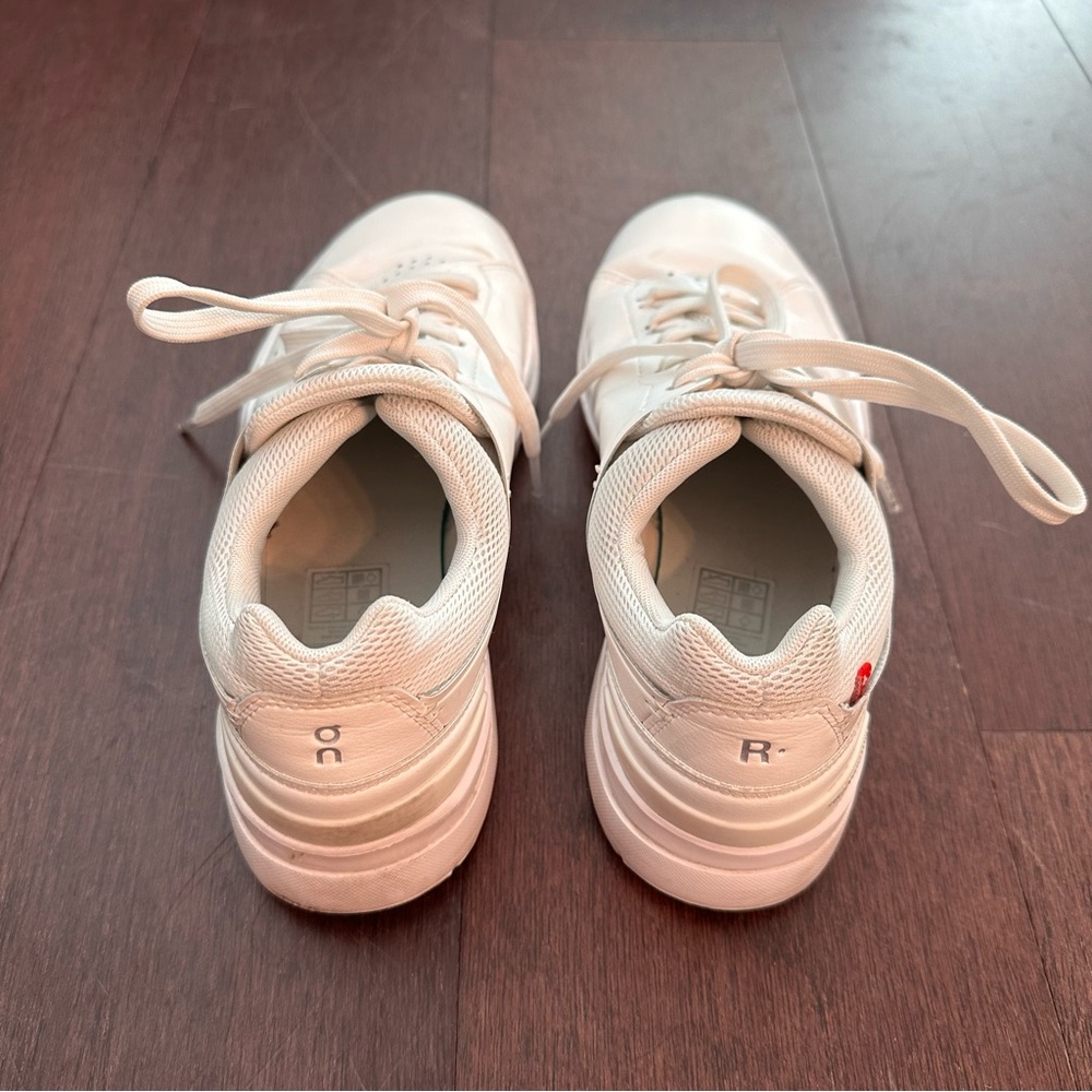 On Women's THE ROGER Advantage Shoes - Size 9 - White/White
